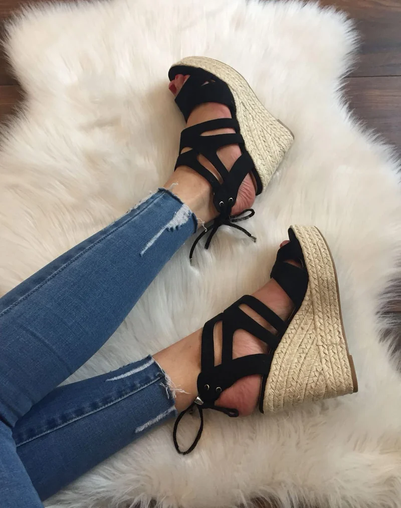 Sandales en suédine noires à talons compensés
