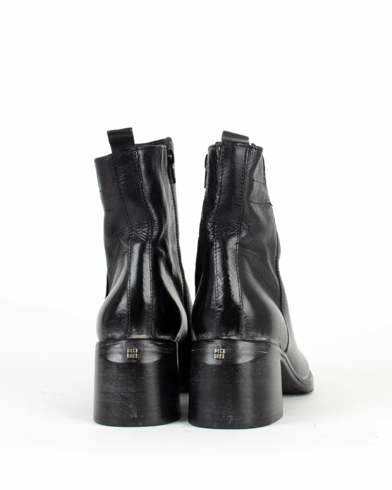 Boots moma