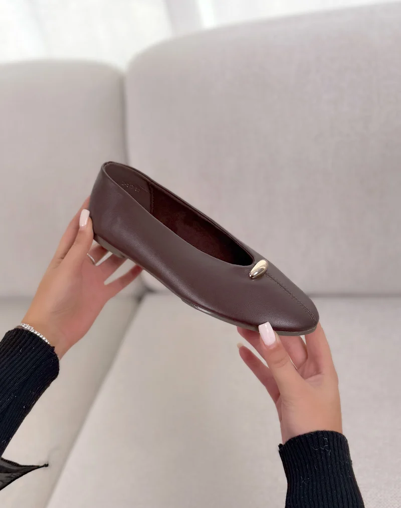 Ballerine femme marron élégante en similicuir avec bijou doré ovale