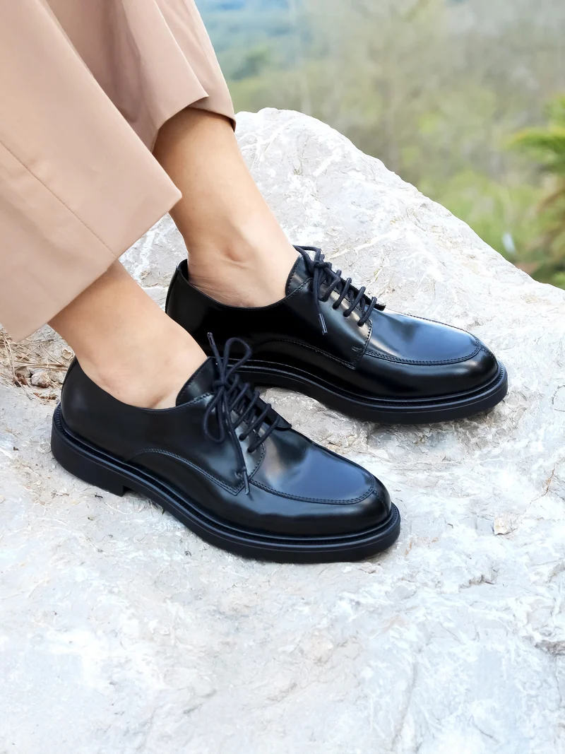 Derbies cuir brillant noir