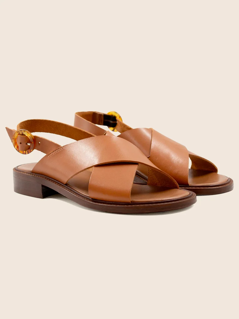 Sandales plates boucle écaille cuir cognac