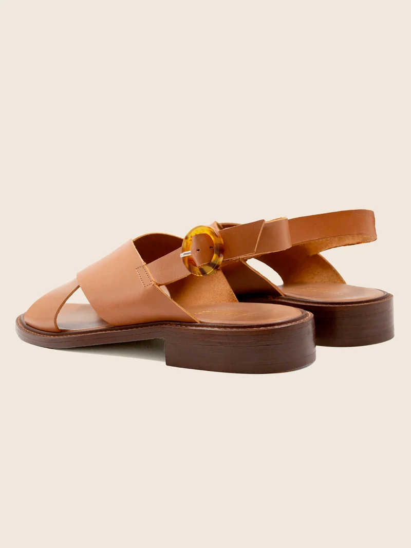 Sandales plates boucle écaille cuir cognac