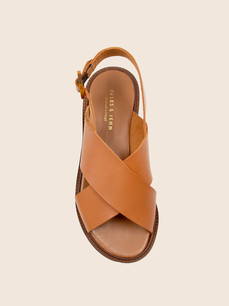 Sandales plates boucle écaille cuir cognac