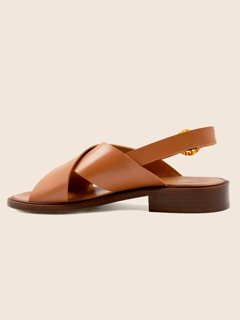 Sandales plates boucle écaille cuir cognac