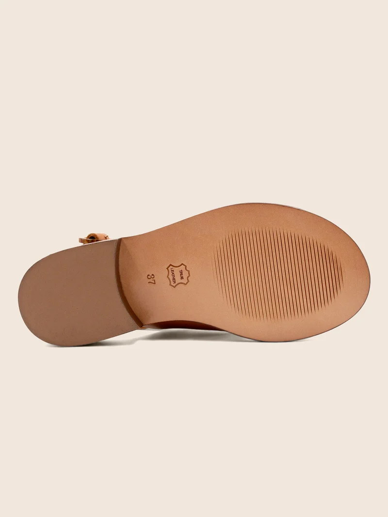 Sandales plates boucle écaille cuir cognac