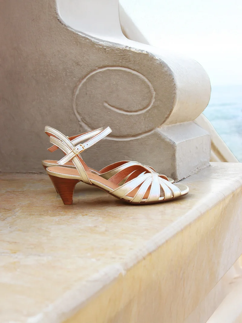 Sandales moyen talon brides doré