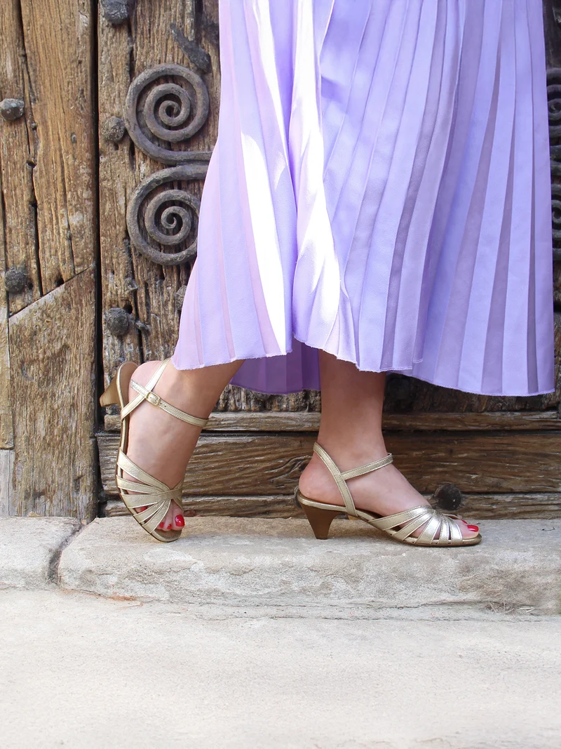 Sandales moyen talon brides doré
