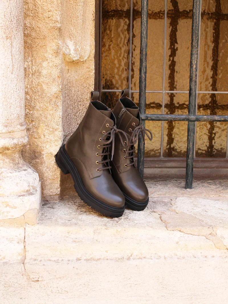 Bottines ranger crantées cuir kaki