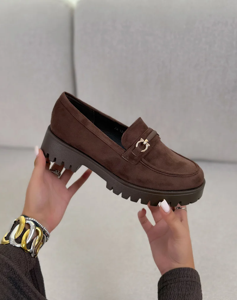 Mocassin femme marron en suédine tendance avec semelle crantée et détail doré