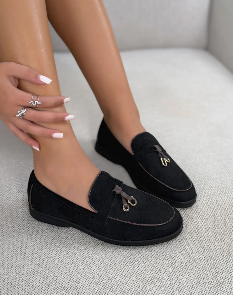 Mocassins femme noirs élégants en suédine avec détail marron et doré