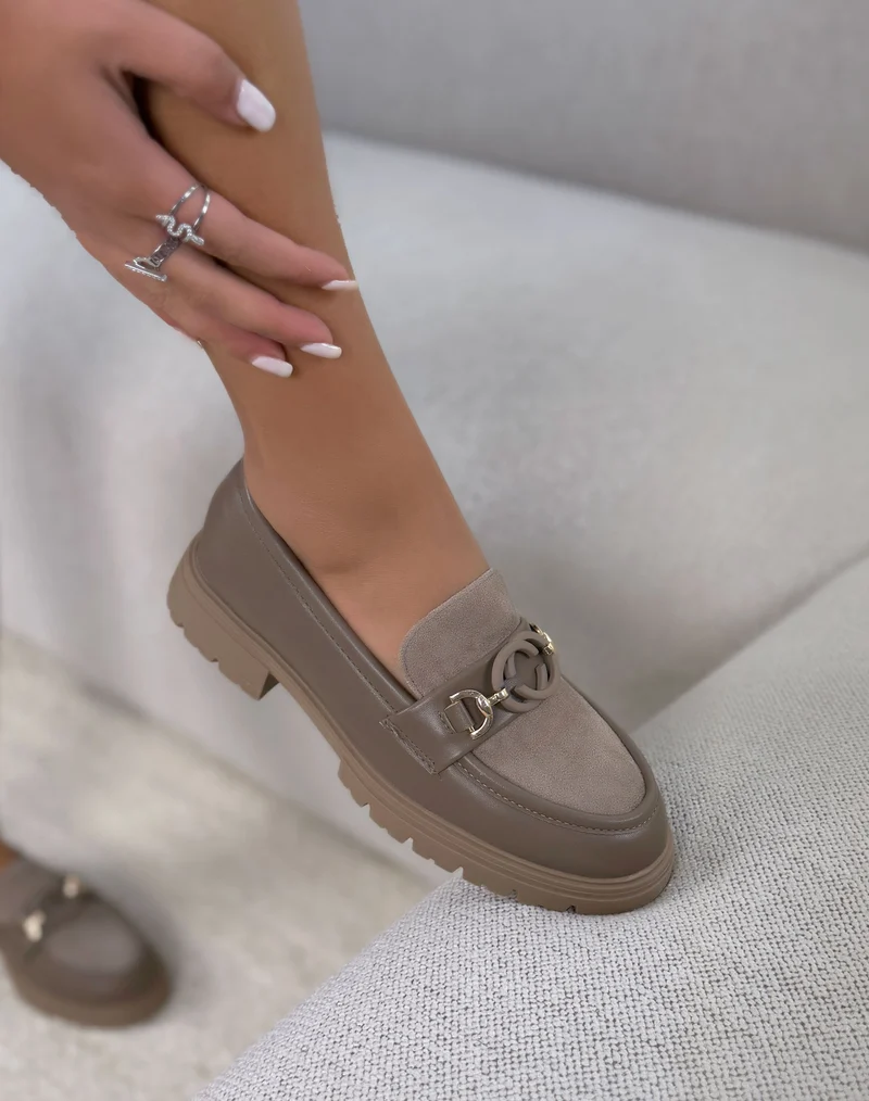 Mocassins femme taupe tendance bi-matière à détail mat et doré
