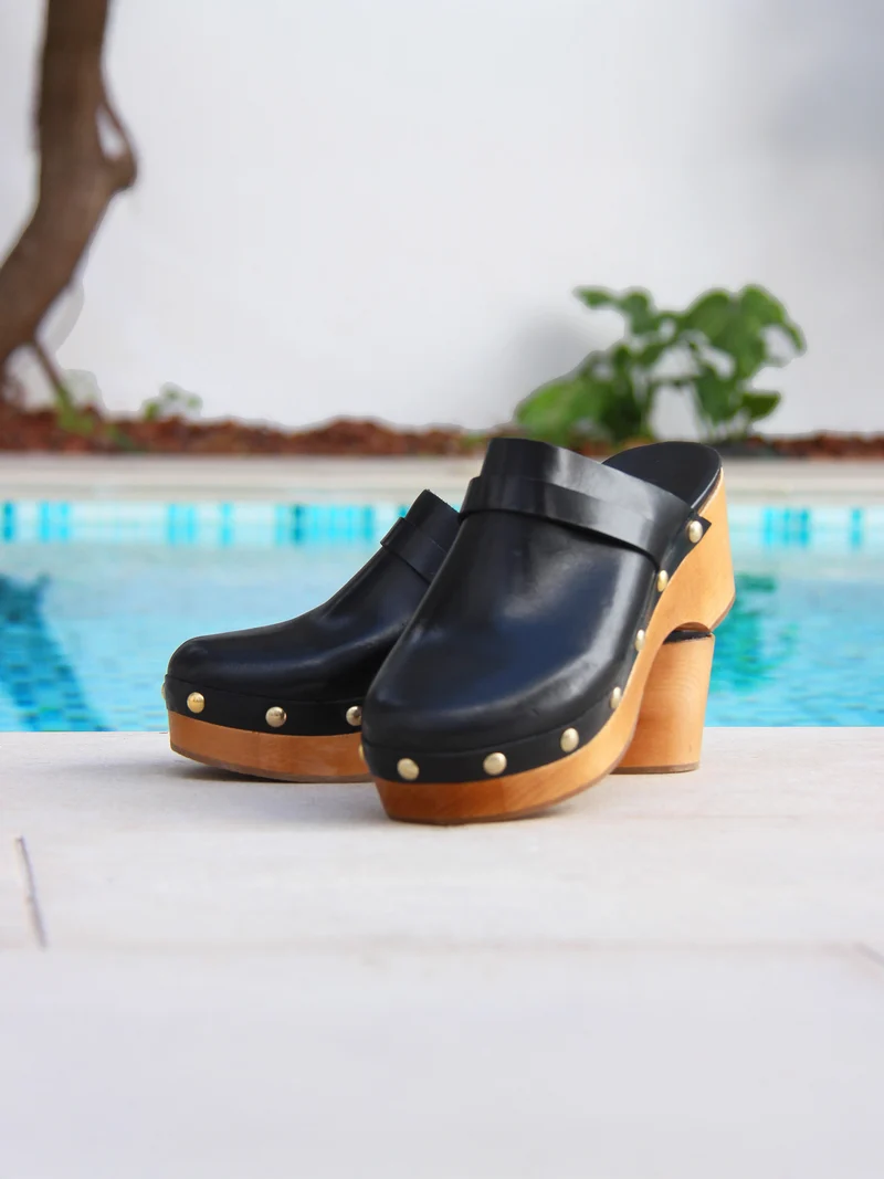 Sabots bois clous cuir noir