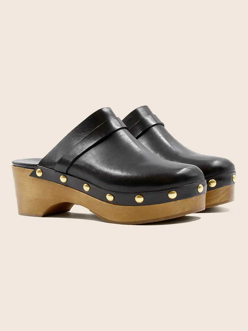 Sabots bois clous cuir noir