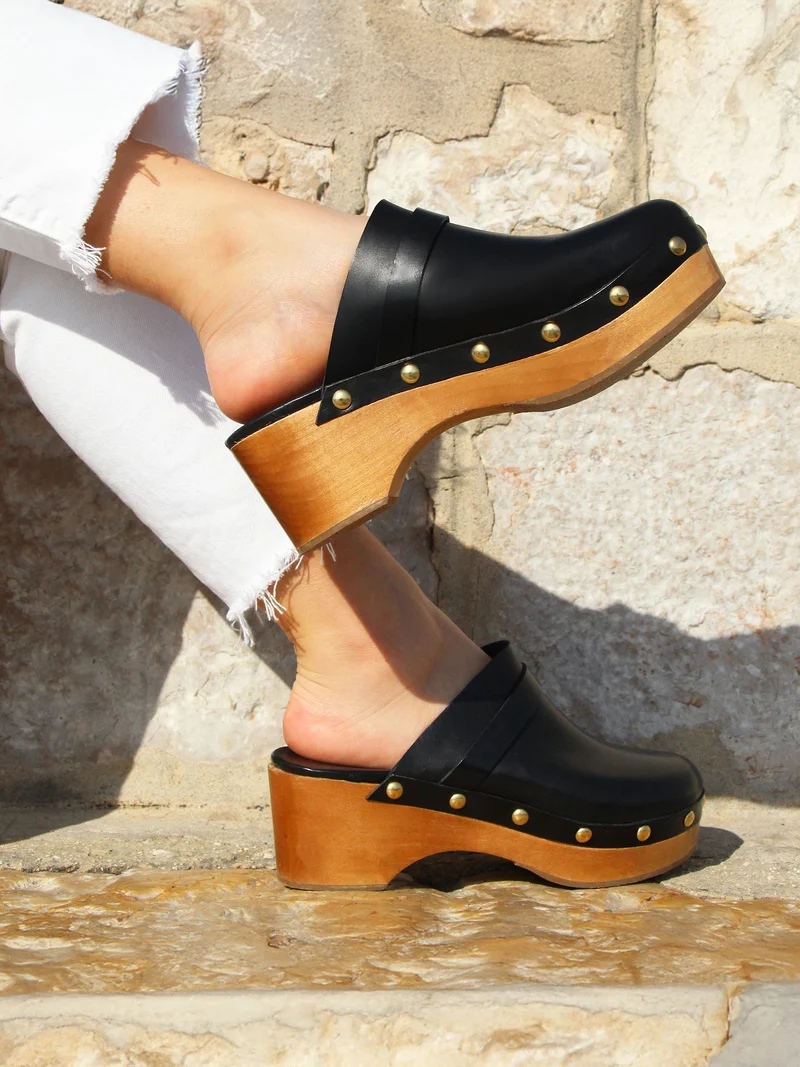 Sabots bois clous cuir noir