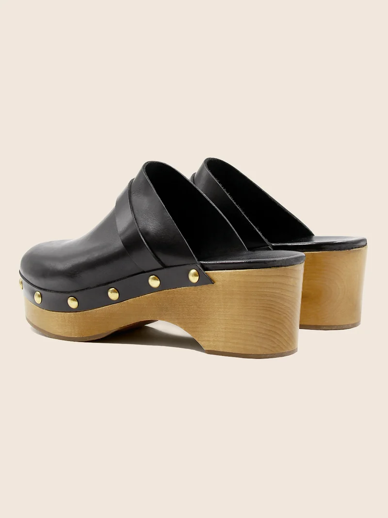 Sabots bois clous cuir noir