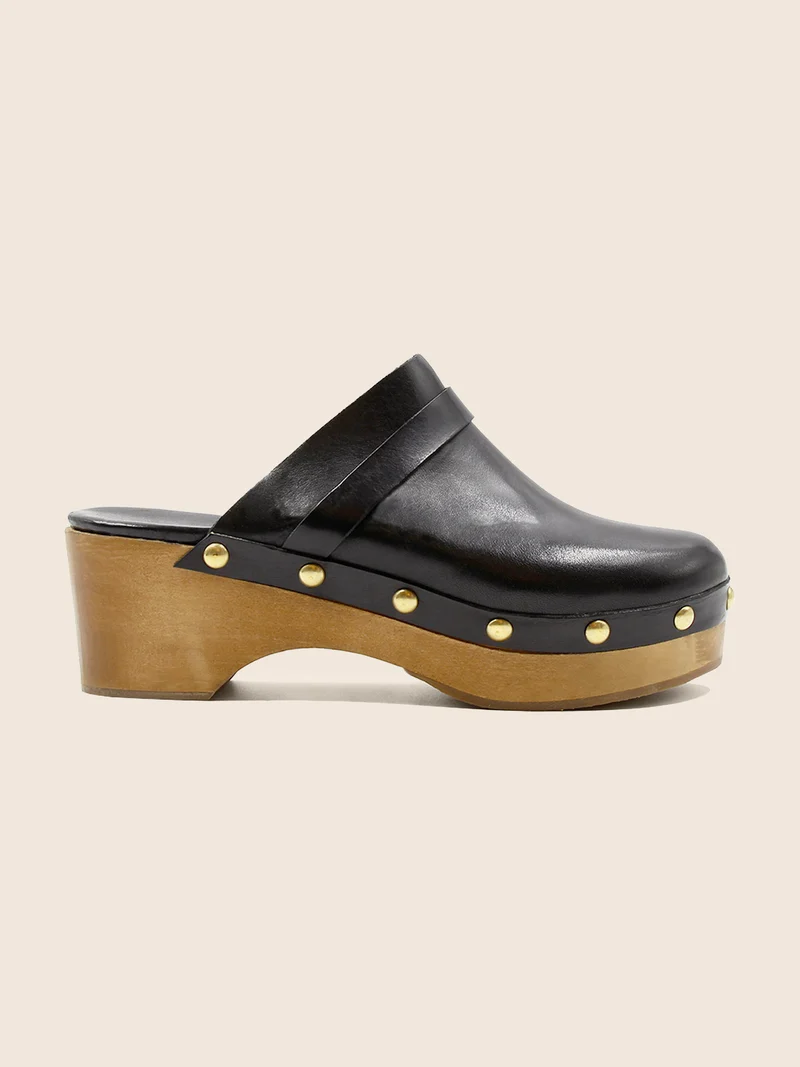 Sabots bois clous cuir noir