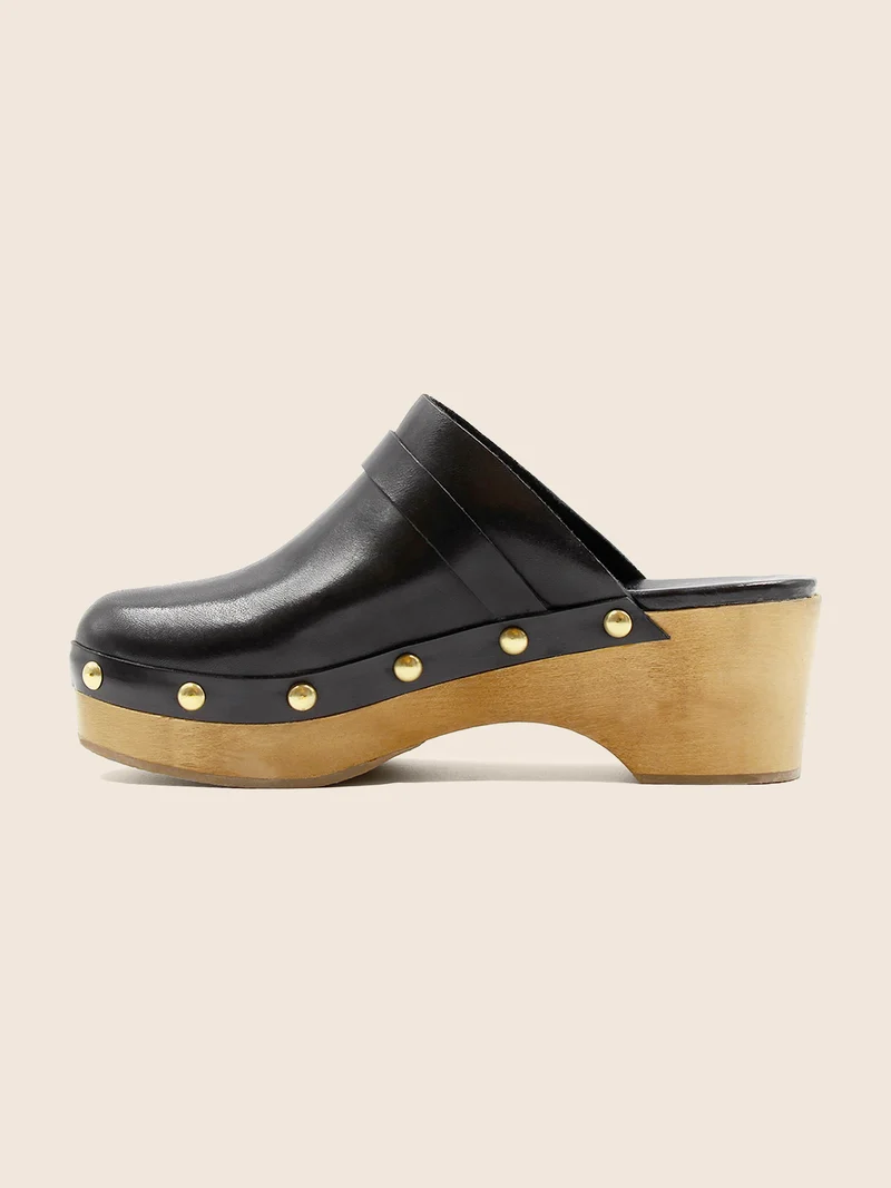 Sabots bois clous cuir noir