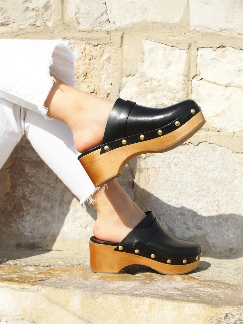 Sabots bois clous cuir noir