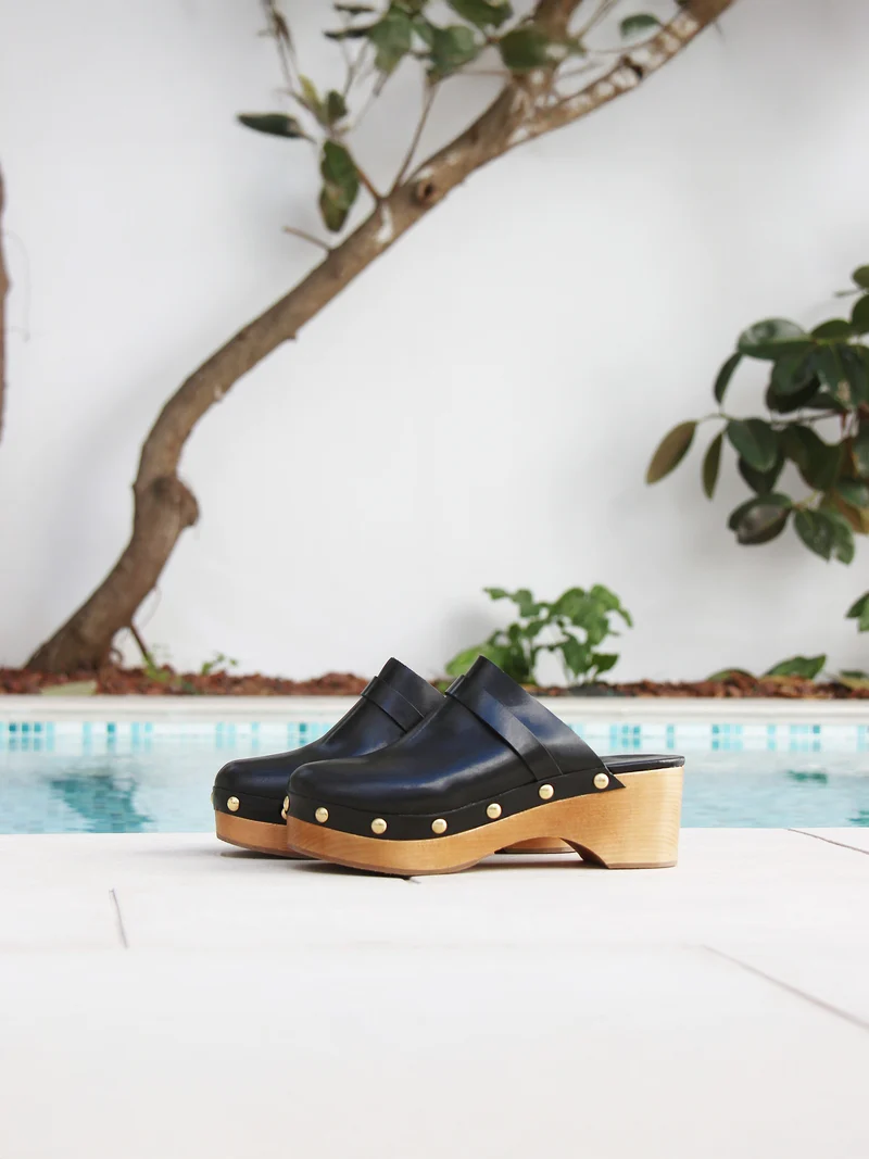 Sabots bois clous cuir noir