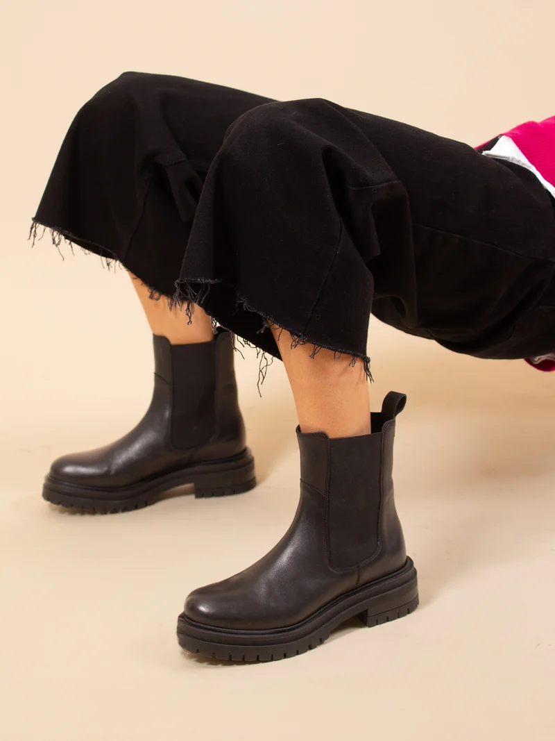 Bottines Chelsea crantées cuir noir