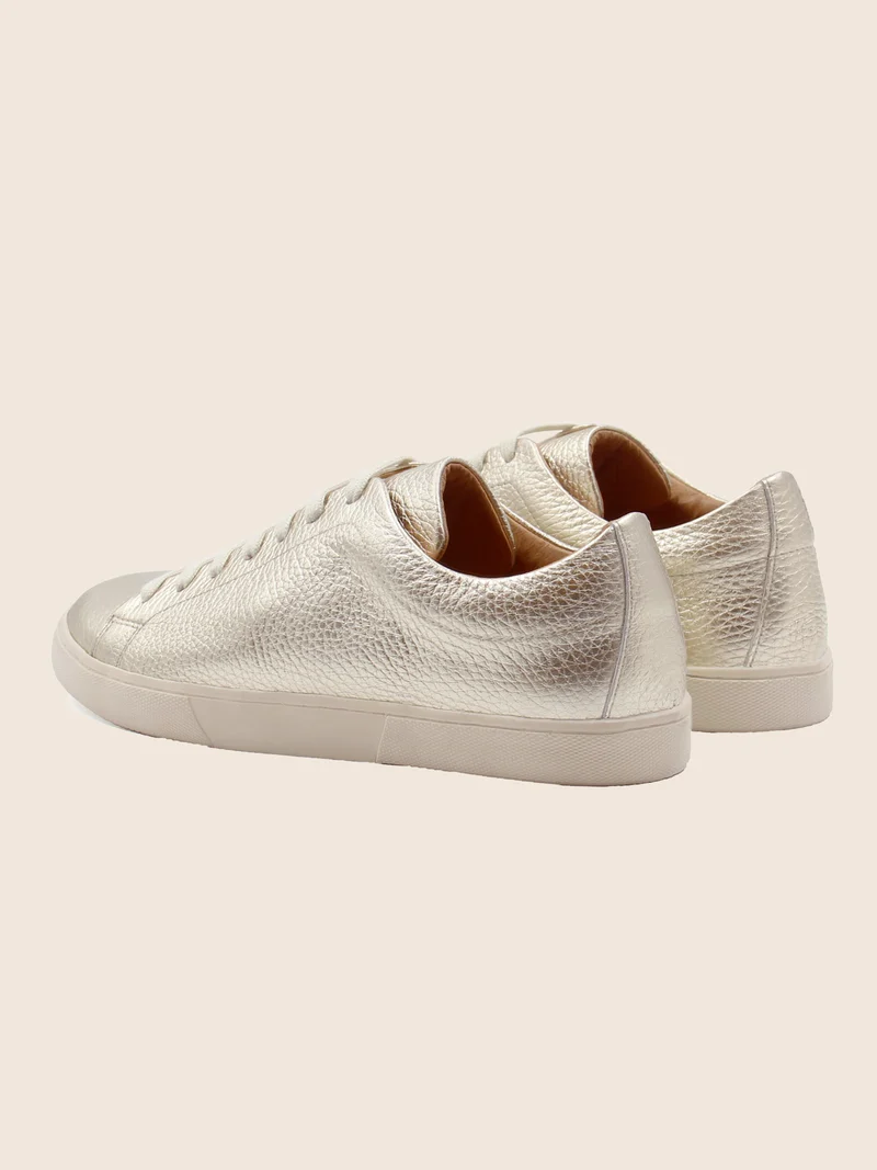 Tennis lacet cuir grainé métallisé doré