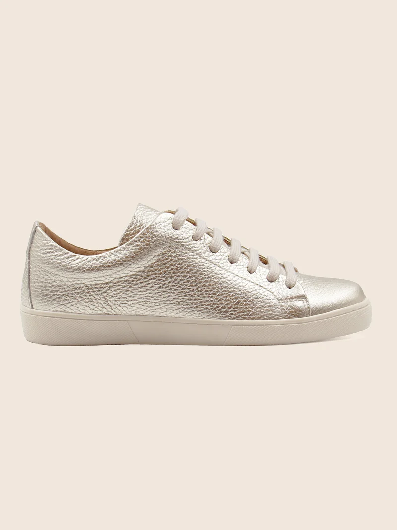 Tennis lacet cuir grainé métallisé doré
