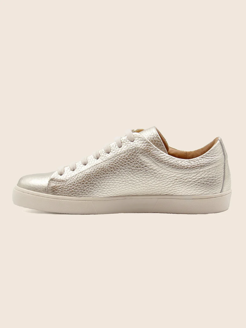 Tennis lacet cuir grainé métallisé doré