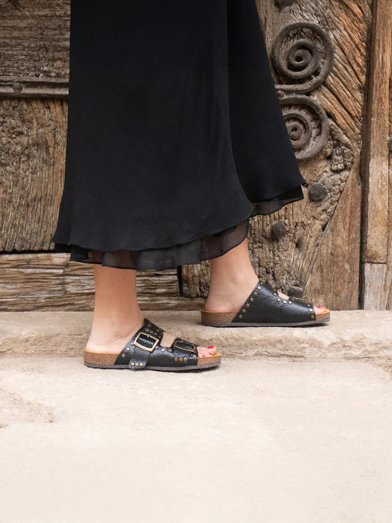 Mules liège clous cuir métallisé noir
