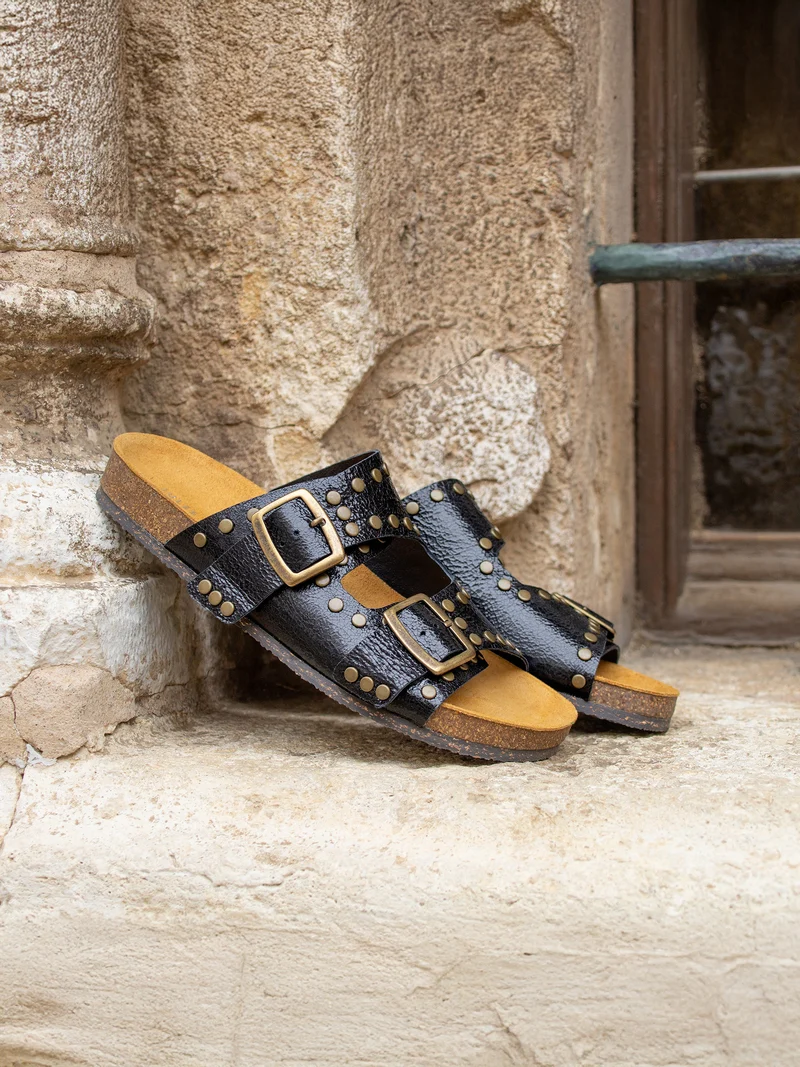 Mules liège clous cuir métallisé noir