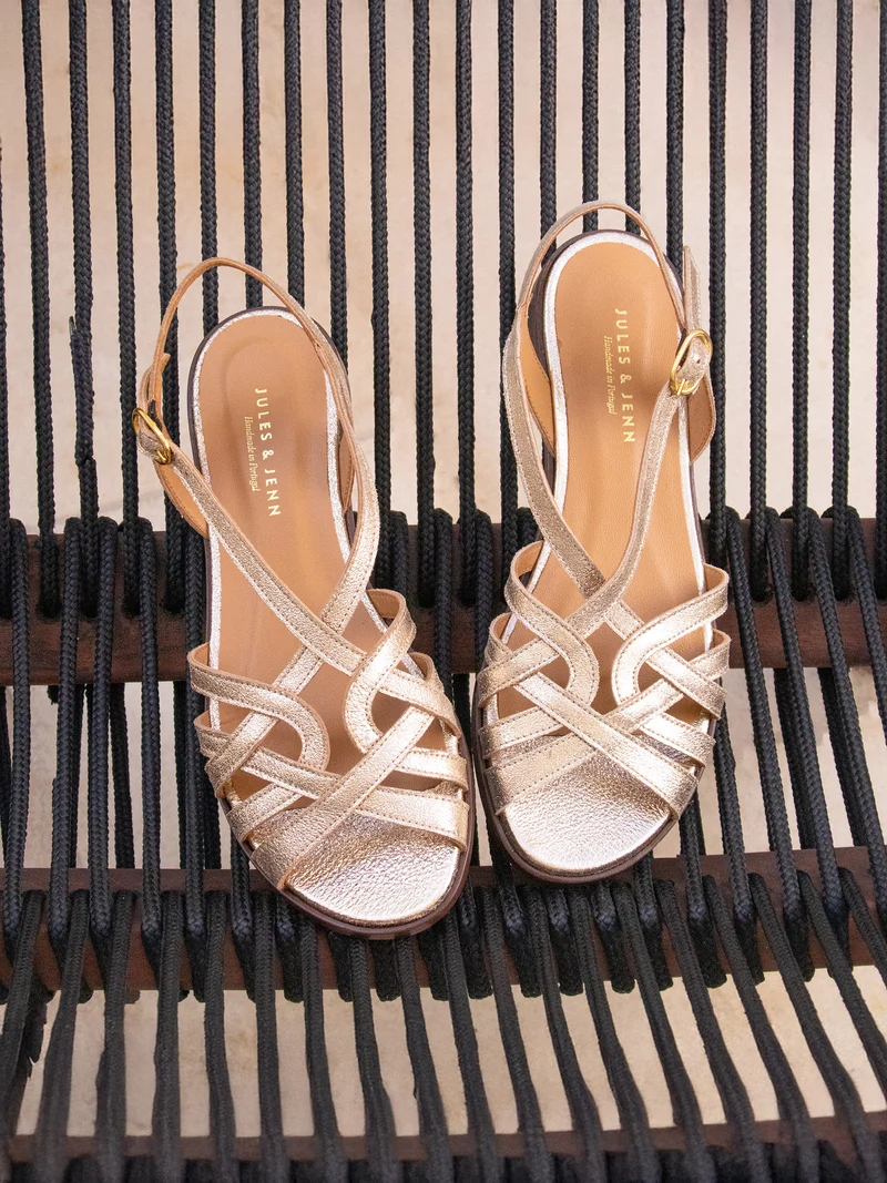Sandales plates brides cuir doré