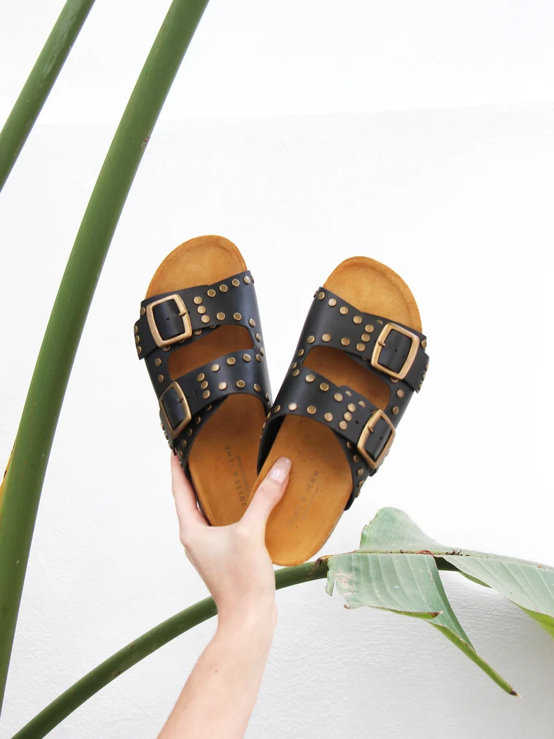 Mules liège clous cuir noir
