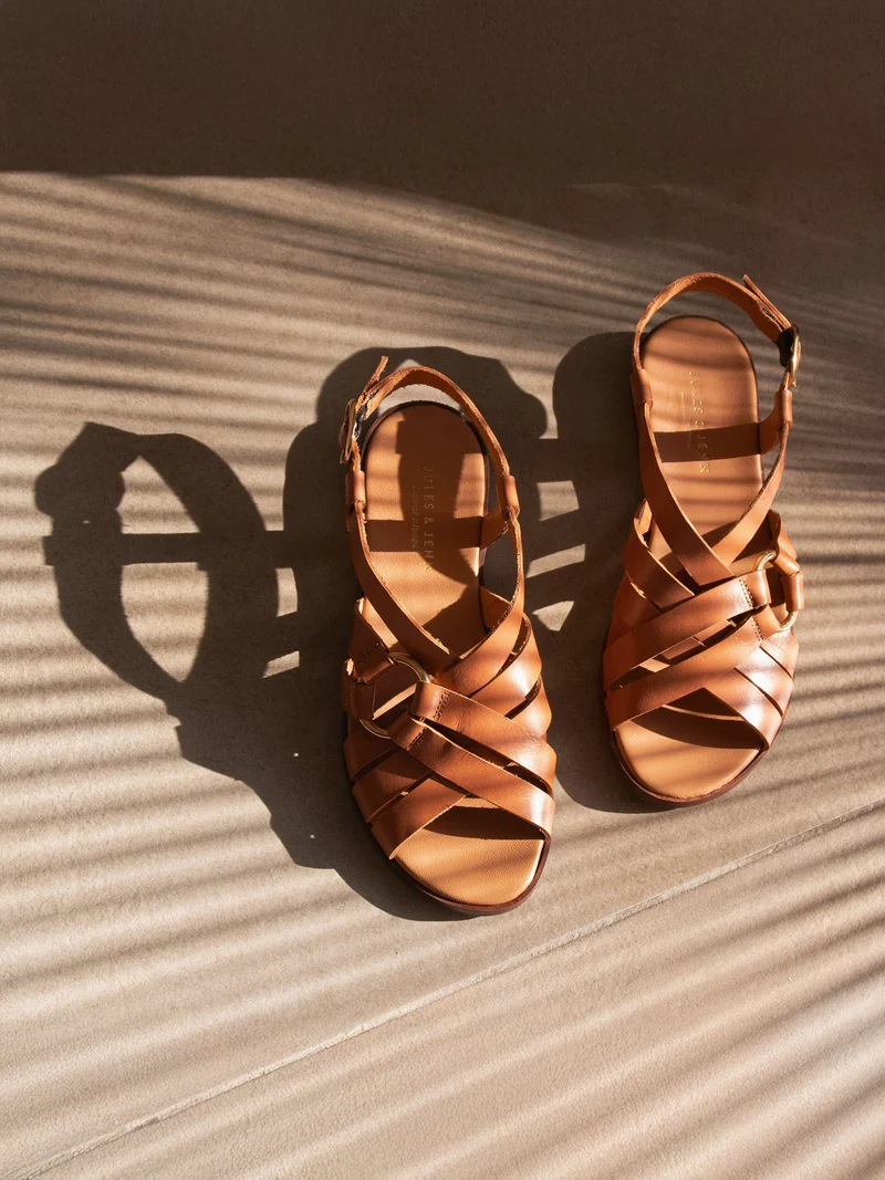 Sandales plates anneau cuir cognac
