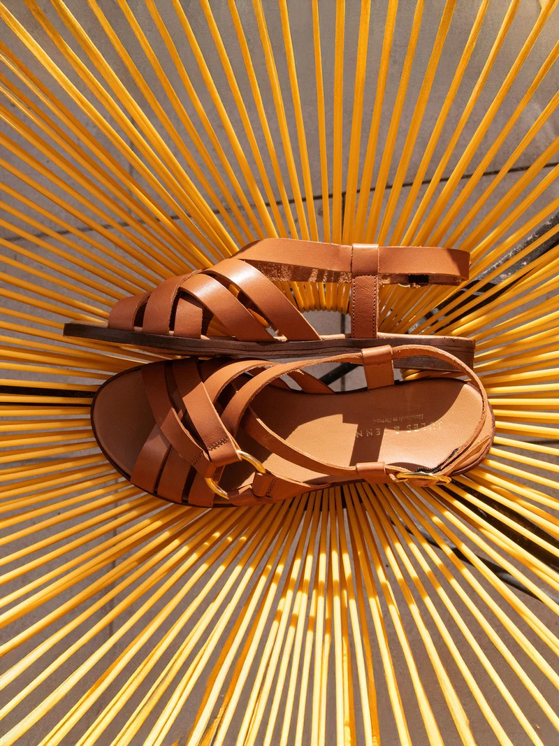 Sandales plates anneau cuir cognac
