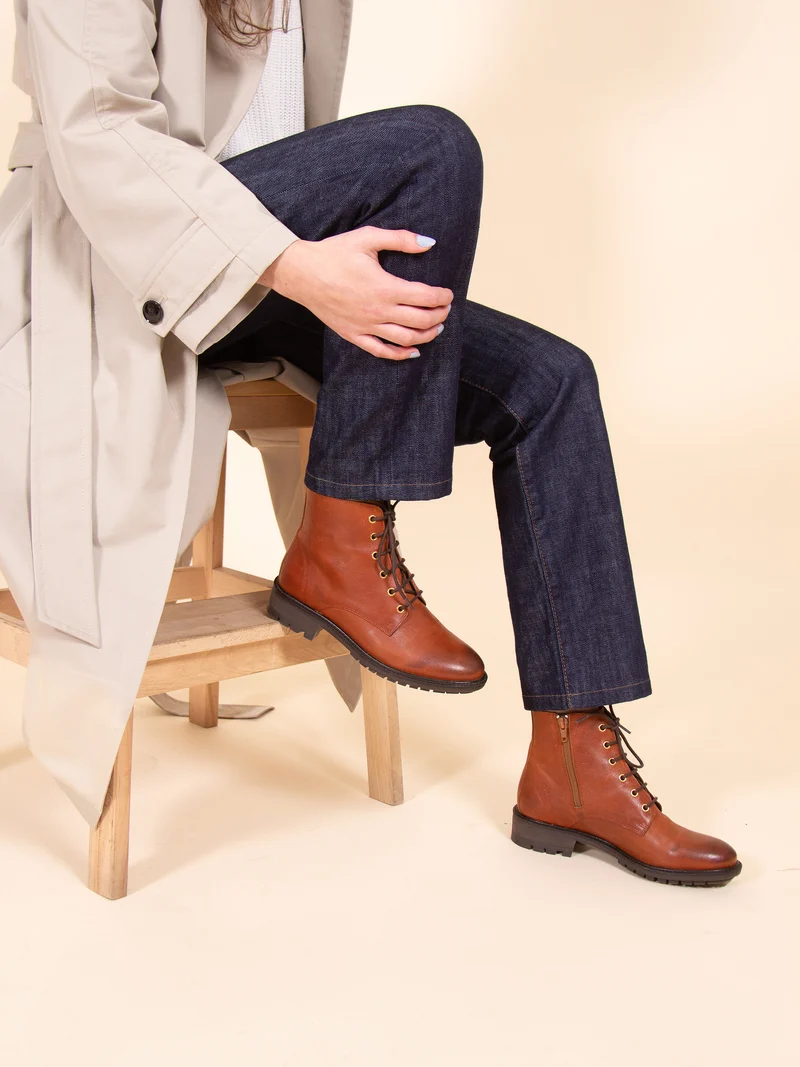 Bottines plates à lacet cuir cognac
