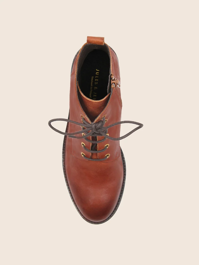 Bottines plates à lacet cuir cognac