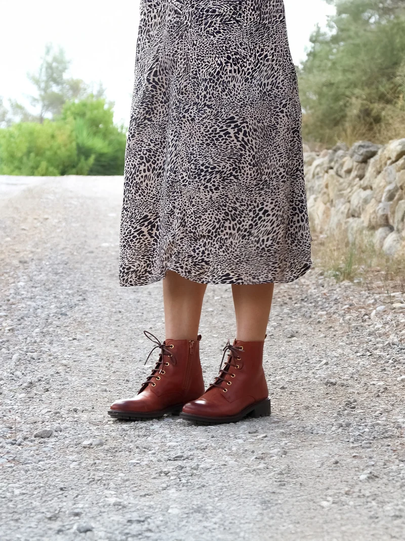 Bottines plates à lacet cuir cognac