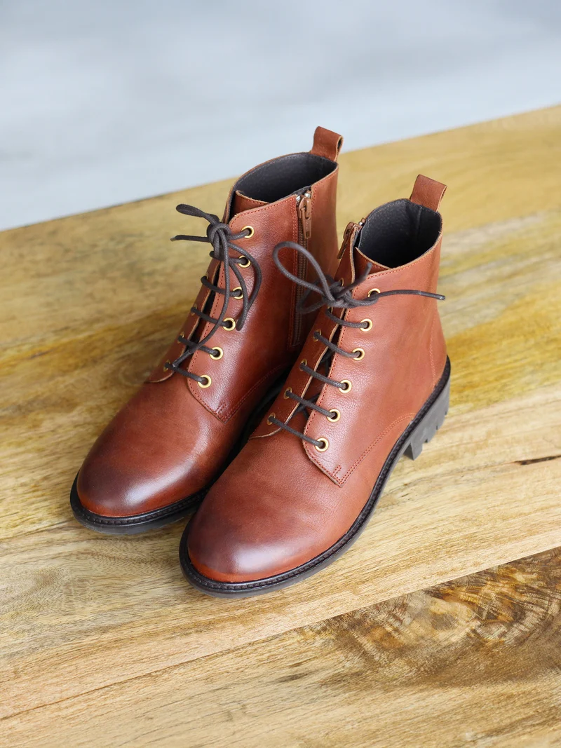Bottines plates à lacet cuir cognac