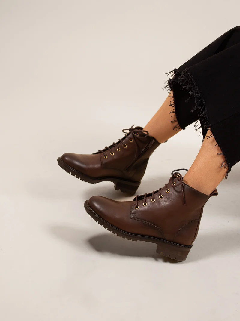 Bottines plates à lacet cuir marron
