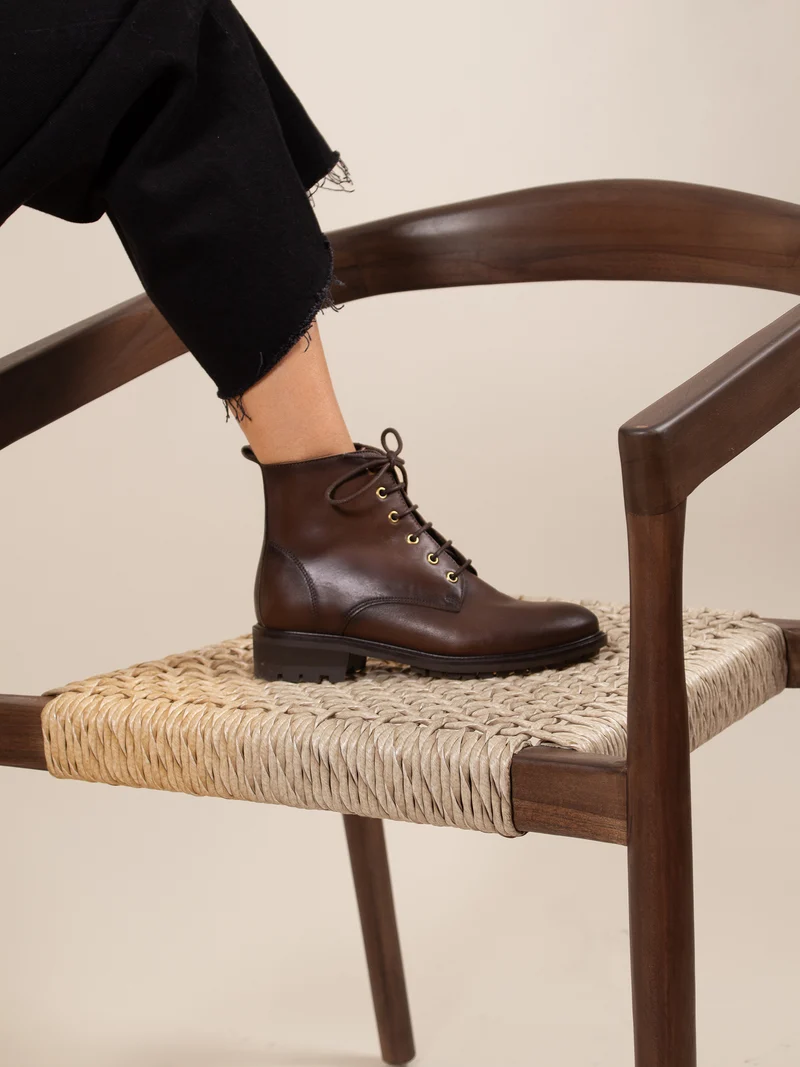 Bottines plates à lacet cuir marron