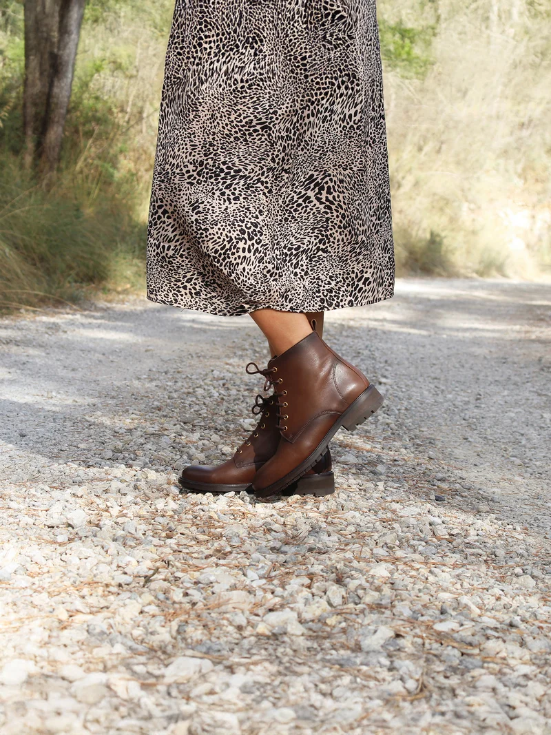 Bottines plates à lacet cuir marron