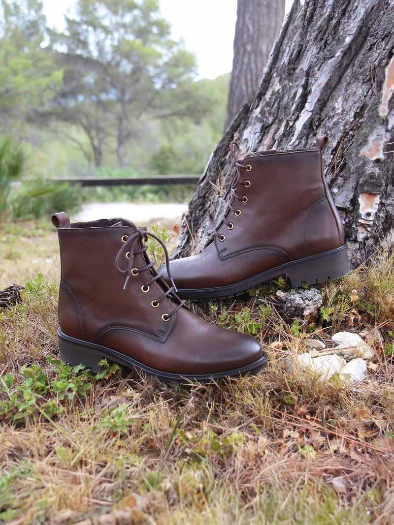 Bottines plates à lacet cuir marron
