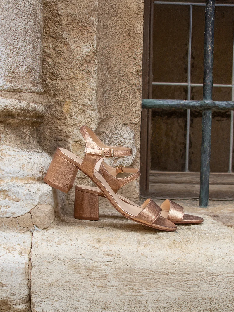 Sandales moyen talon métallisé rose