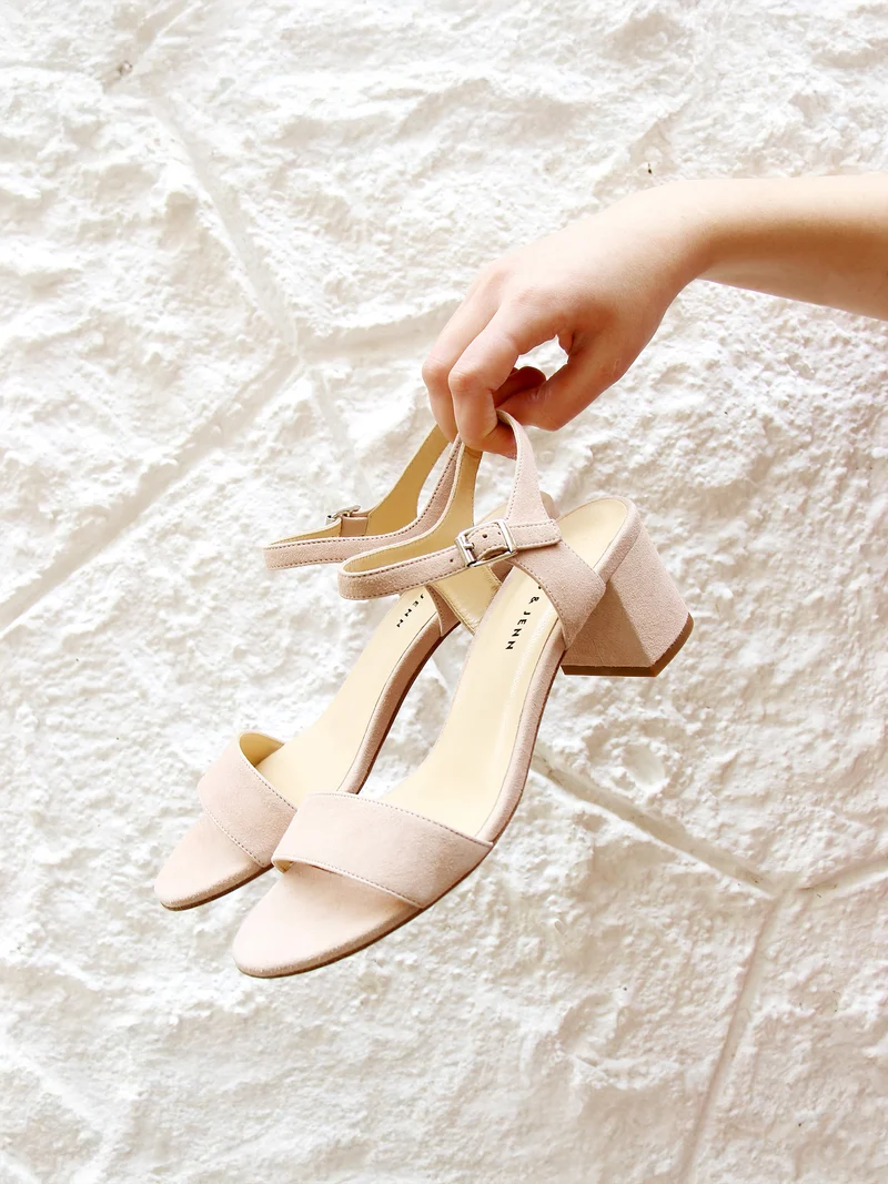 Sandales moyen talon daim beige