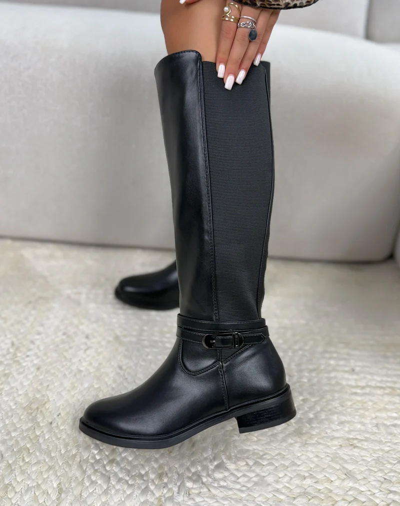 Bottes noires à tige élastique avec sangle décorative et petit talon.