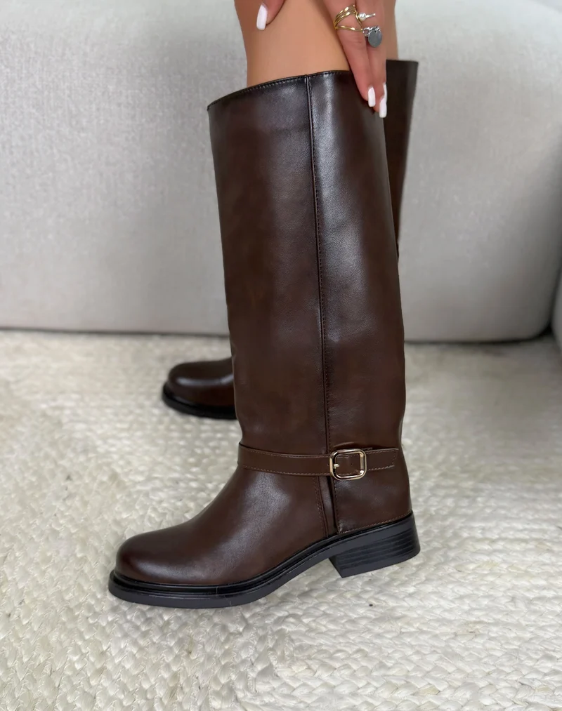 Bottes femme marron élégantes à revers avec sangle décorative dorée et petit talon confortable