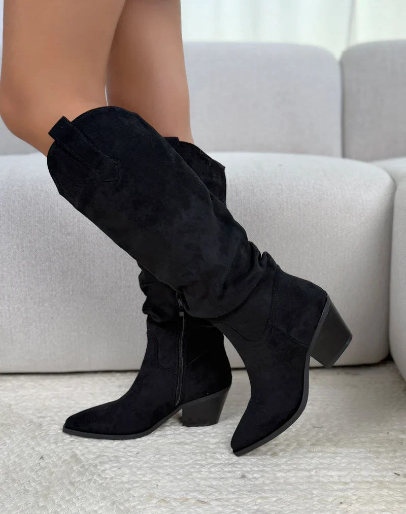 Bottes femme noires style santiags en suédine tendance à bout pointu et talon biseauté