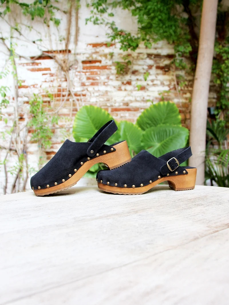 Sabots bois brides cuir daim noir