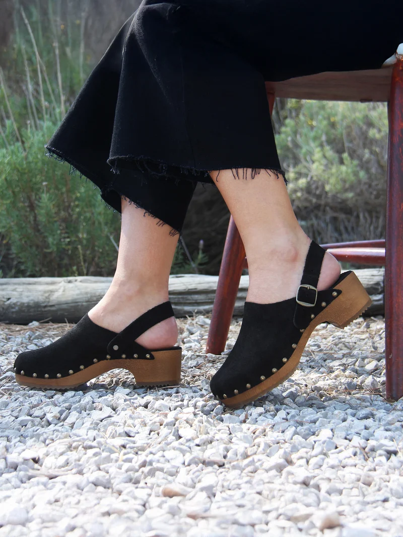 Sabots bois brides cuir daim noir