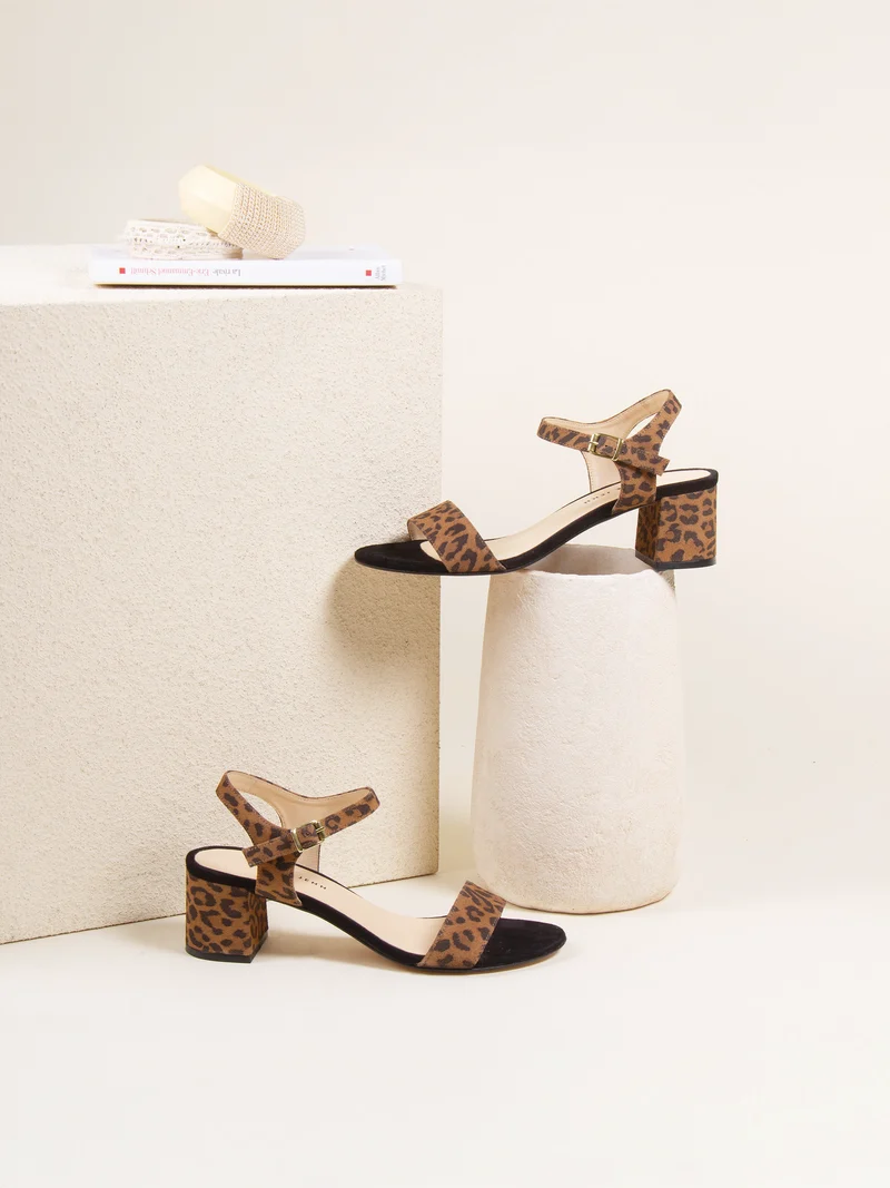 Sandales moyen talon cuir léopard