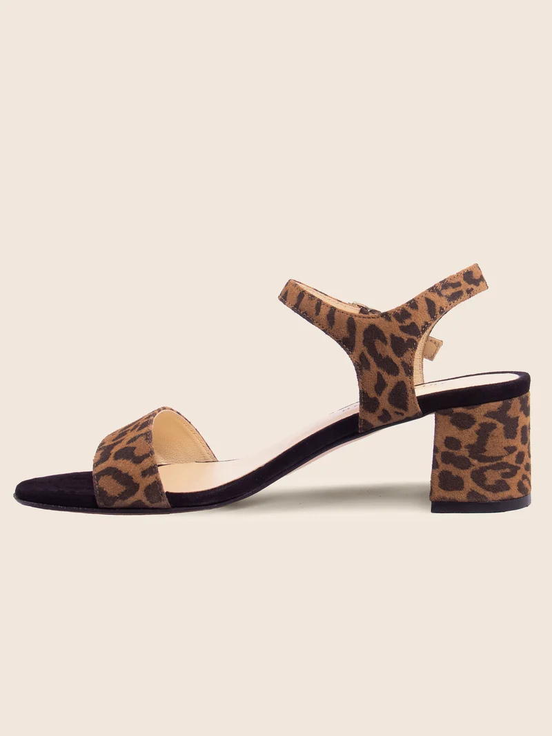 Sandales moyen talon cuir léopard